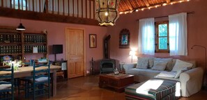 Een televisie, een open haard, boeken en een muziekbibliotheek