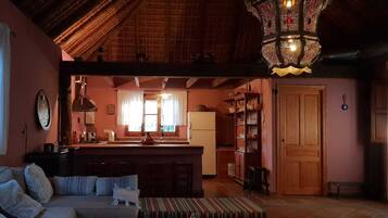 Una televisión, una chimenea, libros, una biblioteca de música