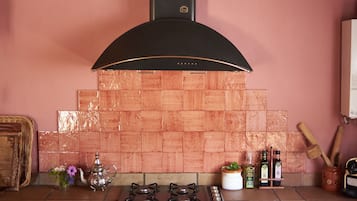 Een koelkast, een magnetron, een oven, een vaatwasser