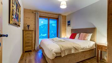 5 bedrooms, iron/ironing board, WiFi, bed sheets