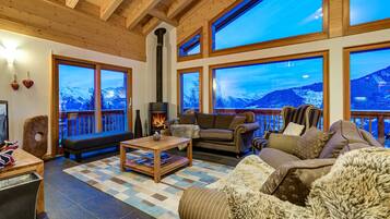 Taulutelevisio, takka, DVD-soitin