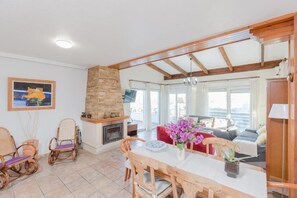 Een smart-tv, een open haard, tafelvoetbal en een tafeltennistafel