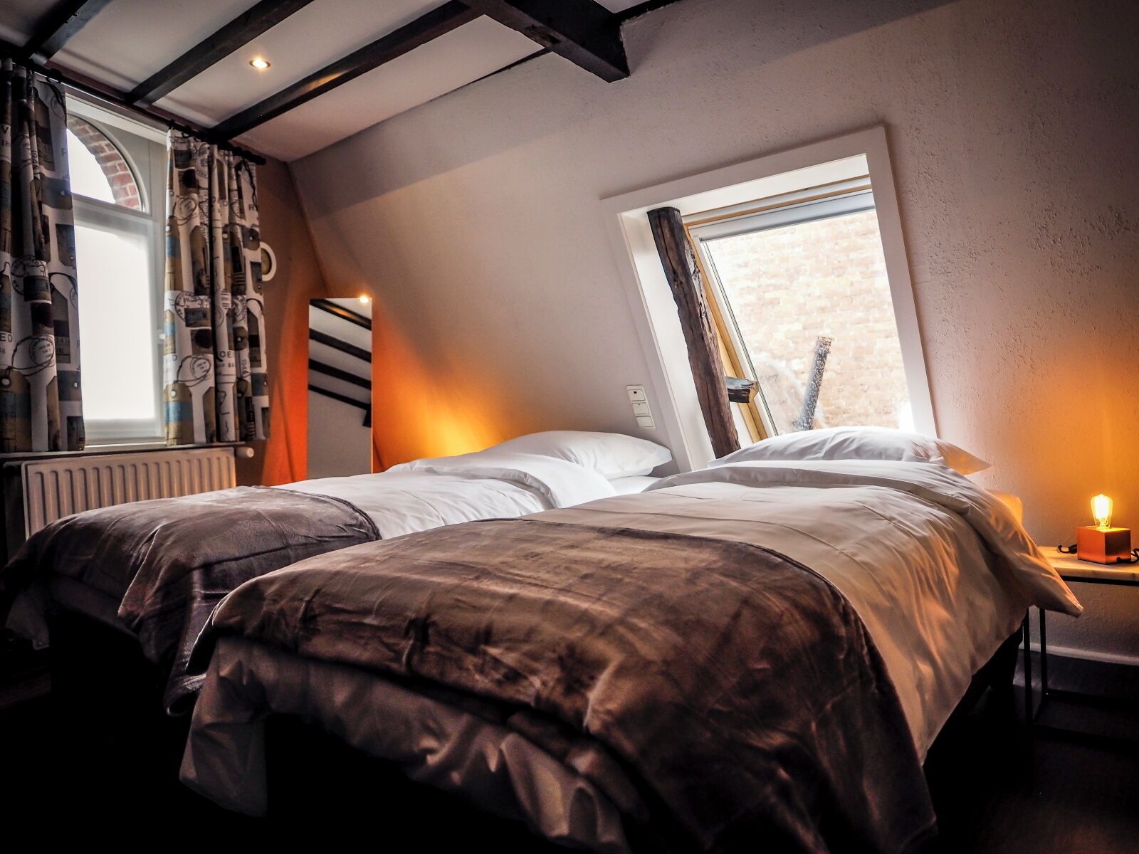 3 slaapkamers, een bureau, een strijkplank/strijkijzer, reisbedje