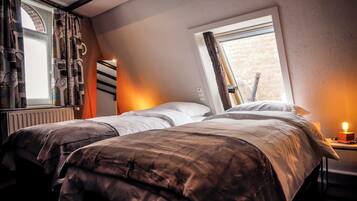 3 slaapkamers, een bureau, een strijkplank/strijkijzer, reisbedje