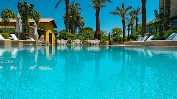 Piscina | Piscina all'aperto, una piscina riscaldata