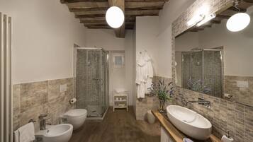 Doccia, asciugacapelli, bidet, asciugamani
