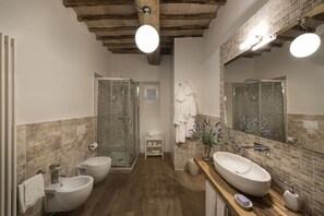 Doccia, asciugacapelli, bidet, asciugamani