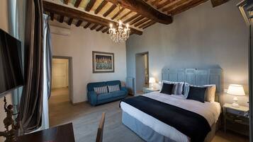 3 slaapkamers, een bureau, een strijkplank/strijkijzer, reisbedje