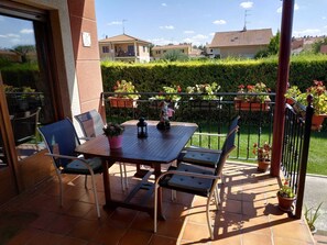 Outdoor dining - Rural House Cuarenta y Ocho Luces, 4 stars, 10 km from Burgos (Buniel)