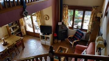 TV, DVD player, livros, aparelho de som