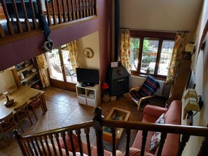 Televisie, een dvd-speler, boeken en een stereo