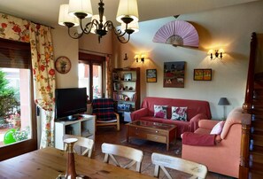 TV, DVD player, books, stereo - Rural House Cuarenta y Ocho Luces, 4 stars, 10 km from Burgos (Buniel)