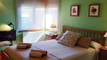 3 slaapkamers, een bureau, een strijkplank/strijkijzer, gratis wifi