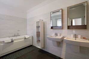 Bathtub, towels, soap, toilet paper - Villa Seven - Magnificent villa with private pool  (Marrakech)