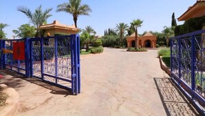 المنطقة المحيطة بالمنشأة
