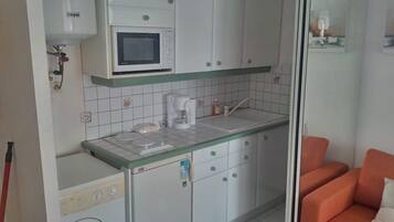 Frigorífic, microones, forn i placa de cuina