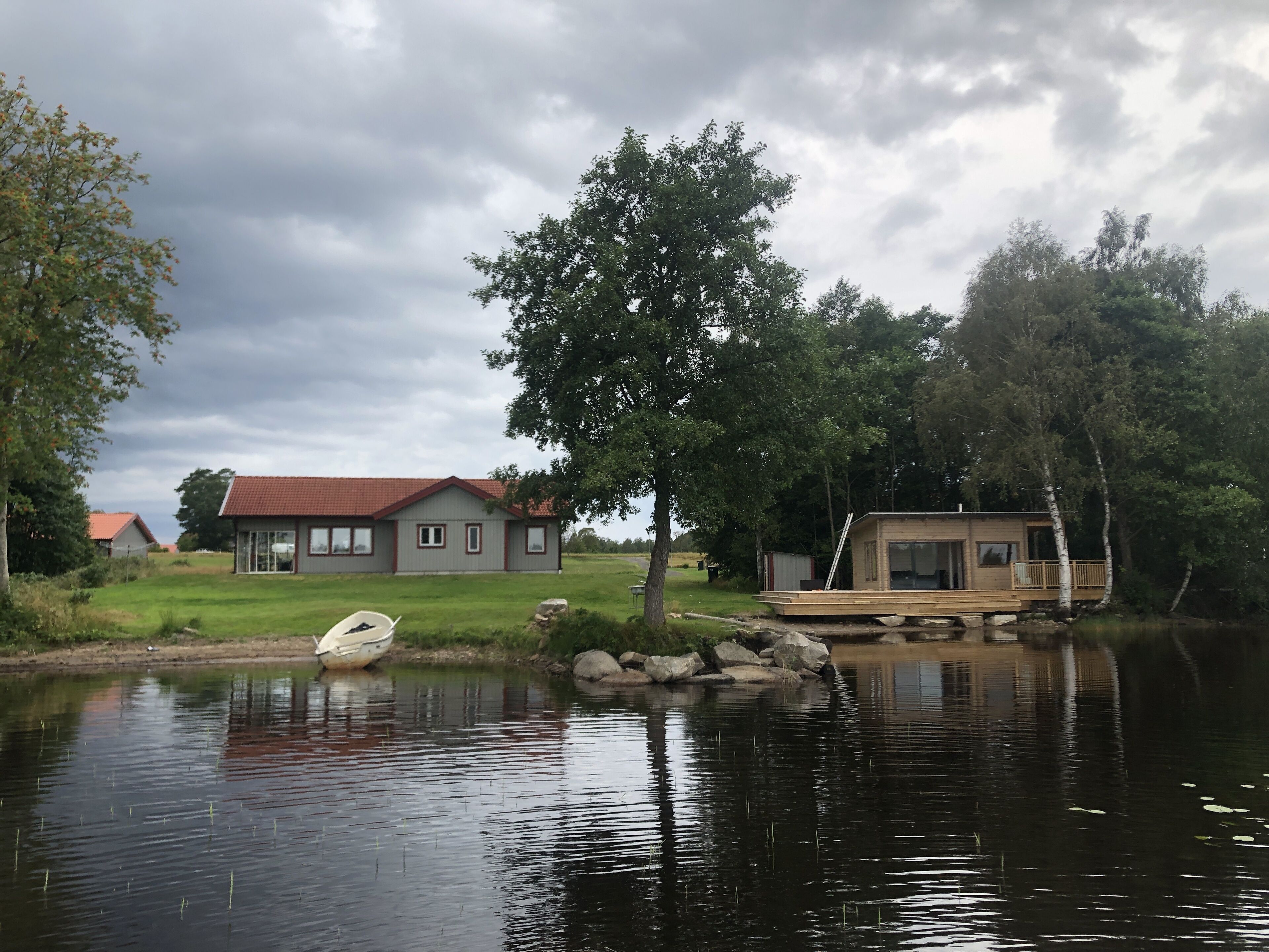 Ein Anwesen am Seeufer mit Haus und Bootssteg.