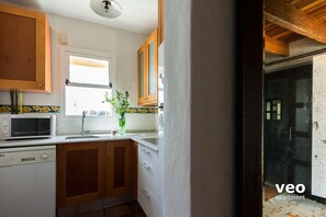 Kjøleskap, mikrobølgeovn, kokeplater og oppvaskmaskin