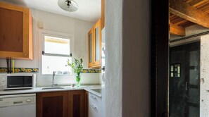 Réfrigérateur, micro-ondes, plaque de cuisson, lave-vaisselle