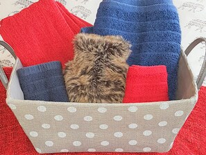 1 chambre, bureau, fer et planche à repasser