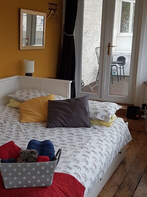 1 chambre, bureau, fer et planche à repasser