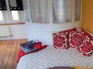 1 Schlafzimmer, Schreibtisch, Bügeleisen/Bügelbrett