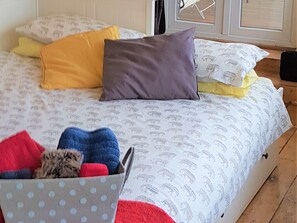 1 habitación, escritorio y tabla de planchar con plancha 