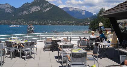 T3. 2 Bed Apart Private Garden, 200m to beach. super fast wifi. cheap bikes