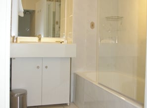 Ensemble baignoire-douche, articles de toilette écologiques