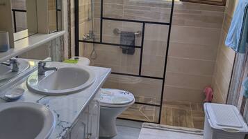 Ensemble douche/baignoire, sĂšche-cheveux, serviettes fournies