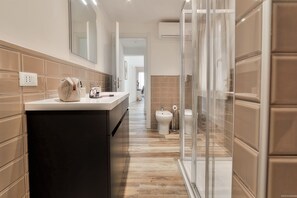 Dusche, Haartrockner, Handtücher