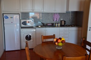 Een koelkast, een magnetron, een kookplaat, een vaatwasser