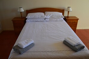 1 slaapkamer, een kluis op de kamer, een strijkplank/strijkijzer, wifi