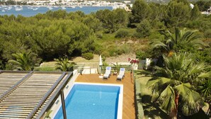 A rooftop pool with a view of the sea and mountains. - Luxury apartment with beautiful views, private pool and beach access (Portocolom)