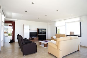 TV, DVD player - Luxury apartment with beautiful views, private pool and beach access (Portocolom)
