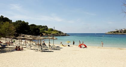Appartement de luxe avec de belles vues, piscine privée et accÚs à la plage