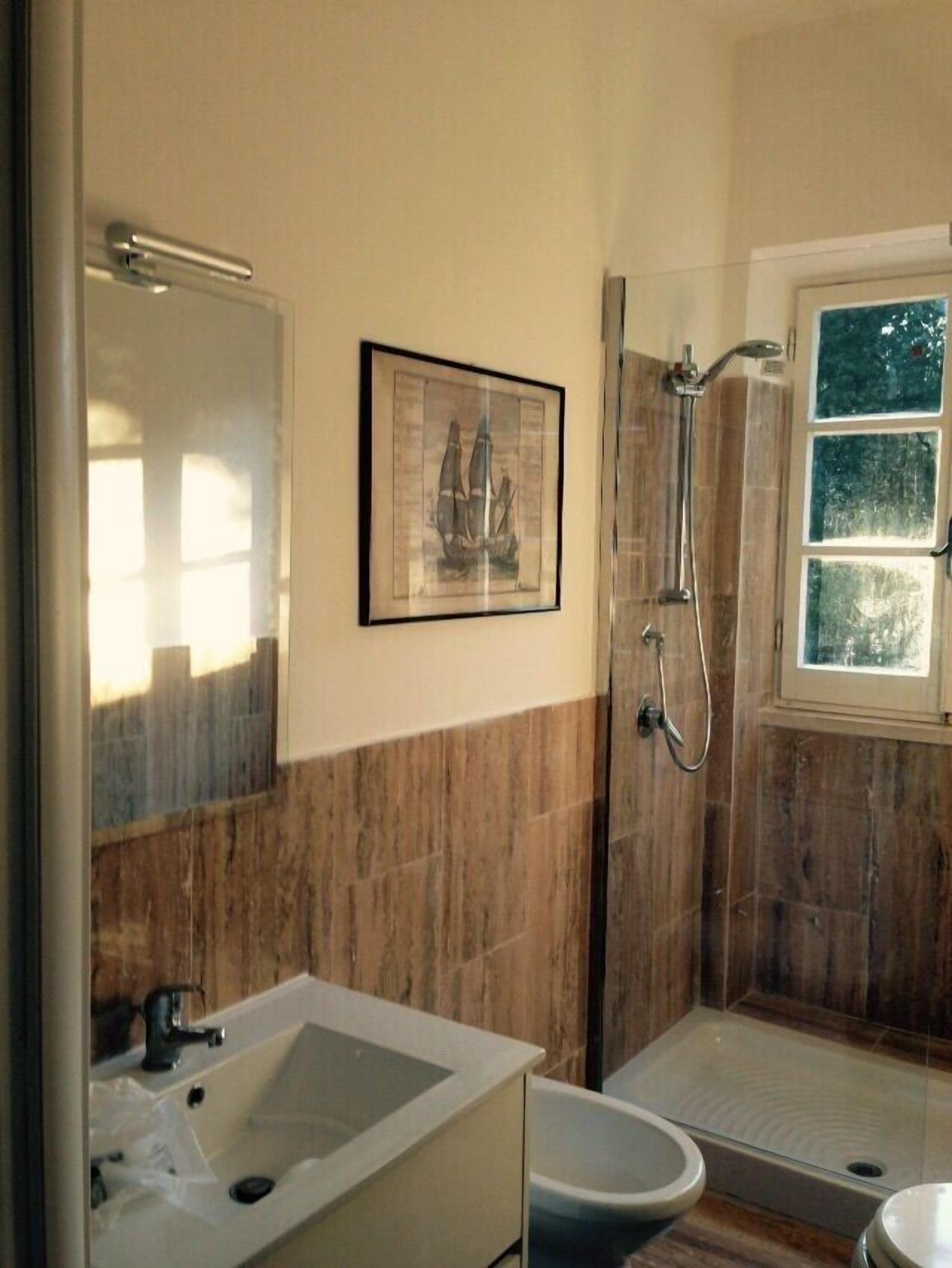 Ensemble douche/baignoire, sèche-cheveux, bidet, serviettes fournies