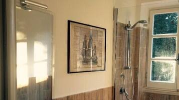 Ensemble douche/baignoire, sĂšche-cheveux, bidet, serviettes fournies
