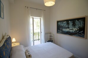 6 dormitorios, tabla de planchar con plancha, cuna de viaje