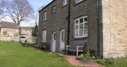 Cosy 2 bedroom cottage with wonderful views across Wensleydale.