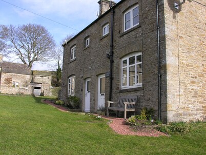 Cosy 2 bedroom cottage with wonderful views across Wensleydale.