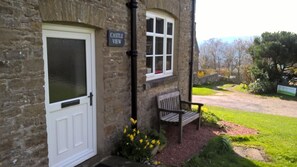 Exterior - Cosy 2 bedroom cottage with wonderful views across Wensleydale. (Castle Bolton)
