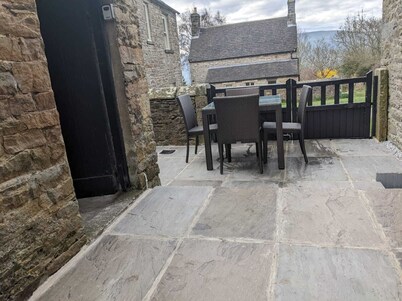 Cosy 2 bedroom cottage with wonderful views across Wensleydale.