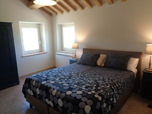 4 bedrooms, iron/ironing board, travel crib, free WiFi - BEAUTIFUL HOLIDAY HOUSE (6-8 people) in the rolling countryside of Le Marche (Monte Rinaldo)