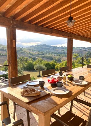 Outdoor dining - BEAUTIFUL HOLIDAY HOUSE (6-8 people) in the rolling countryside of Le Marche (Monte Rinaldo)