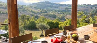 BEAUTIFUL HOLIDAY HOUSE (6-8 people) in the rolling countryside of Le Marche