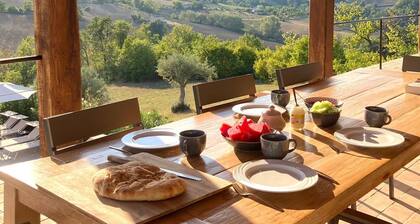 BEAUTIFUL HOLIDAY HOUSE (6-8 people) in the rolling countryside of Le Marche