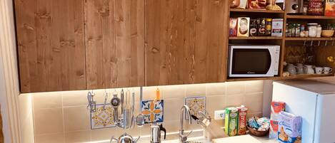 Jääkaappi, mikroaaltouuni, uuni, leivänpaahdin