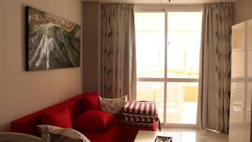 Smart TV, reproductor de DVD, tenis de mesa y libros