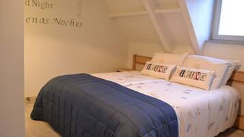 1 slaapkamer, een strijkplank/strijkijzer, internet, beddengoed